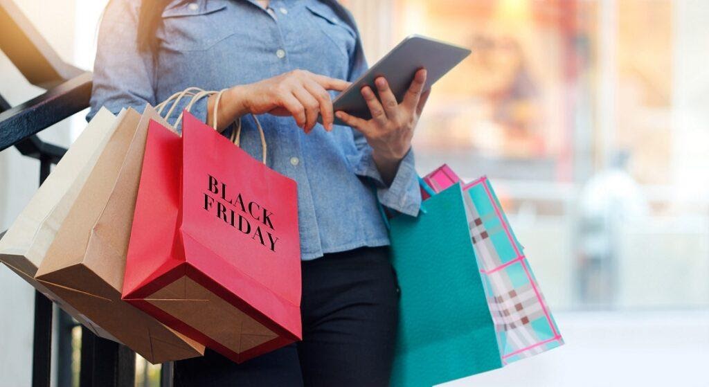Γυναίκα με ψώνια τη Black Friday