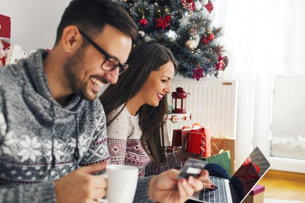 Ζευγάρι κάνει τις Χριστουγεννιάτικες αγορές online