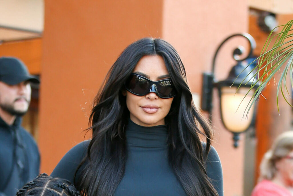 Μοντέλο με μαύρο ζιβάγκο και μοντέρνα γυαλιά ηλίου. Kim Kardashian