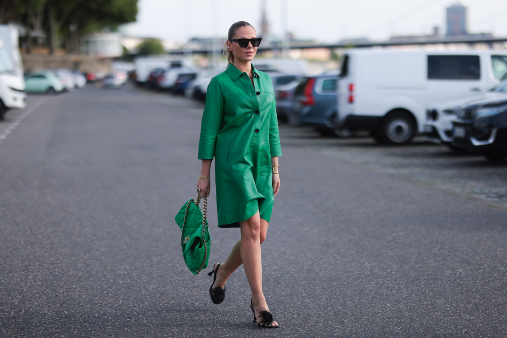 Γυναίκα με πράσινο δερμάτινο φόρεμα