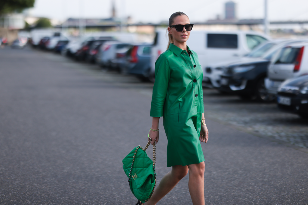 Πράσινο δερμάτινο φόρεμα και τσάντα pouch bag