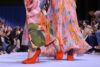 Μοντέρνα γυναικεία παπούτσια SS 2024 – μοντέλα ντυμένα με φλοράλ ρούχα και κόκκινες γόβες