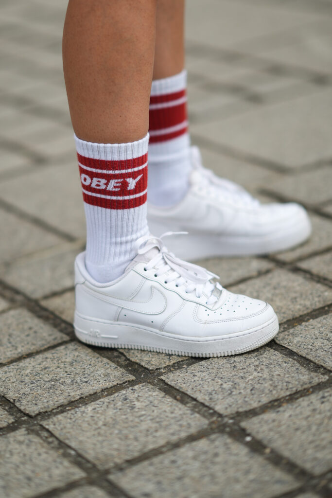 Λευκά αθλητικά παπούτσια Nike Air Force 1 με διακοσμητικά deubré

