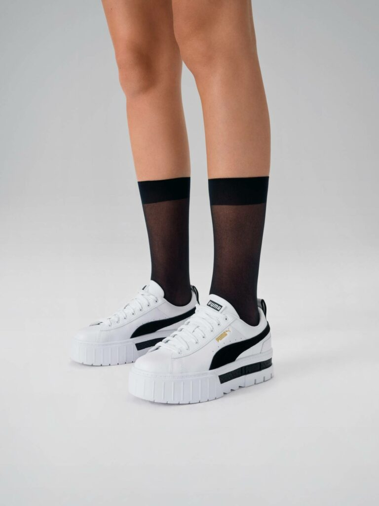 Λευκά αθλητικά παπούτσια με πλατφόρμα Puma και μαύρες κάλτσες με κάλτσες
