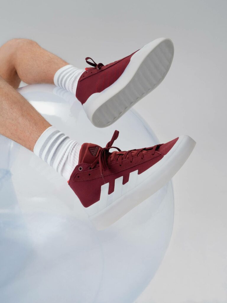 Κόκκινα high-top sneakers της adidas και λευκές αθλητικές κάλτσες
