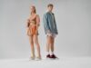 Άνδρας και γυναίκα ντυμένοι με streetwear στυλ