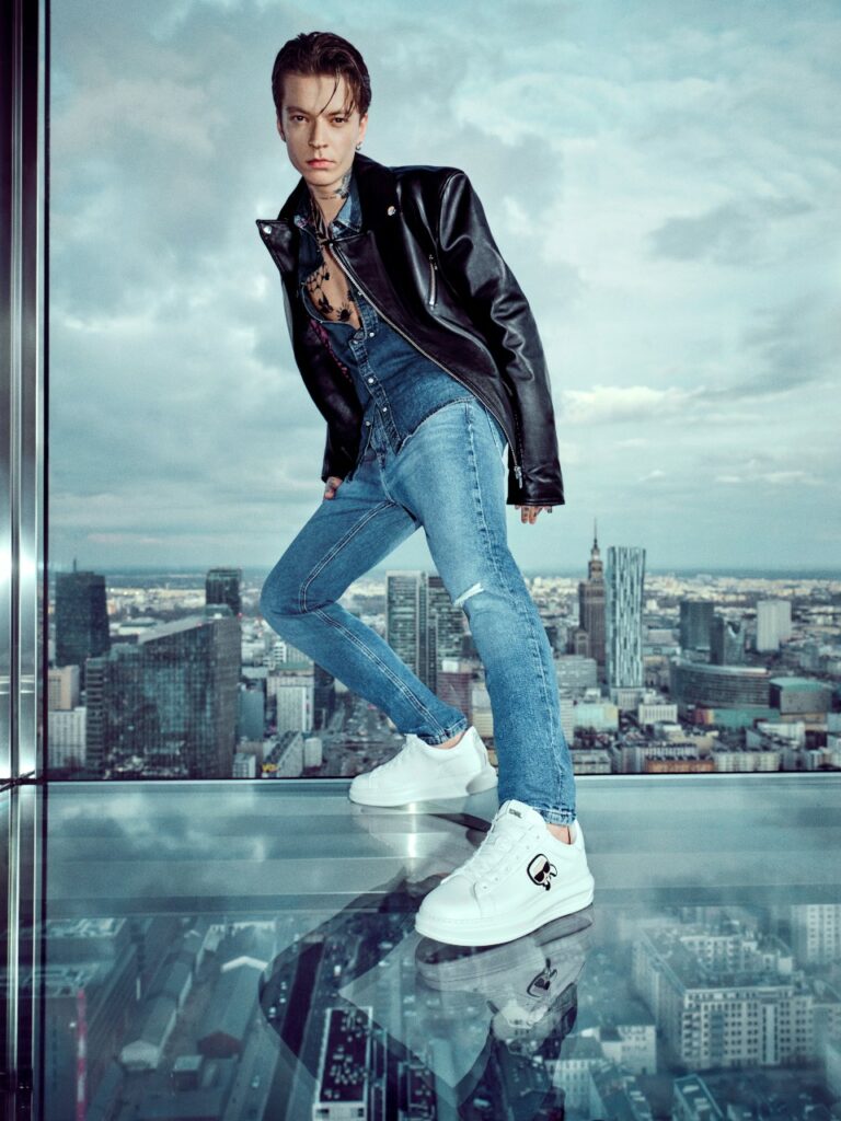 άντρας με μπότες Karl Lagerfeld
