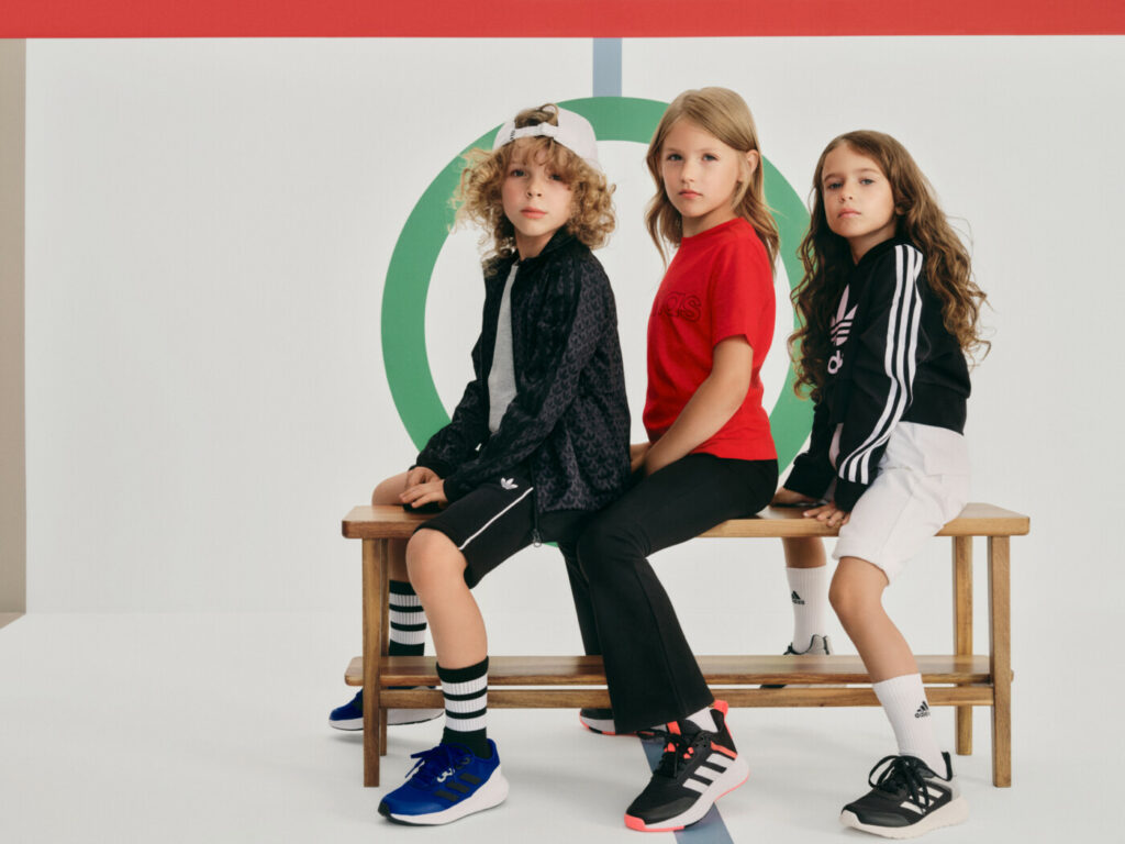 Παιδιά με αθλητικά ρούχα και παπούτσια