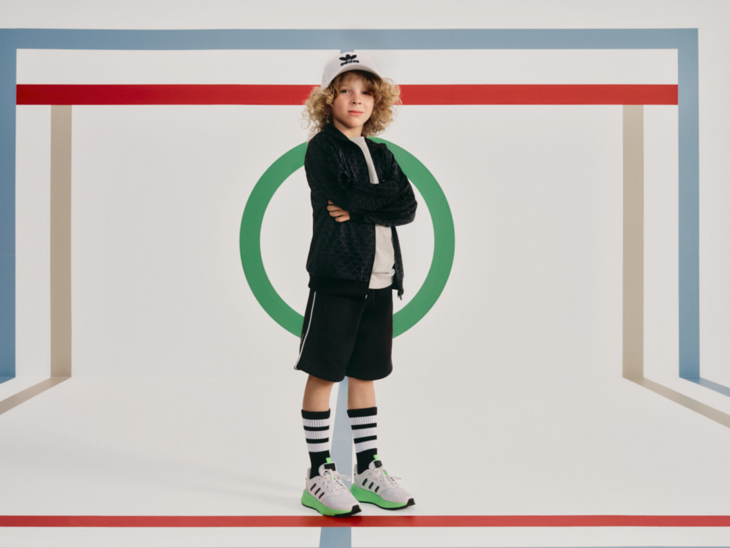 Αγόρι με αθλητικά ρούχα, παπούτσια και αξεσουάρ adidas