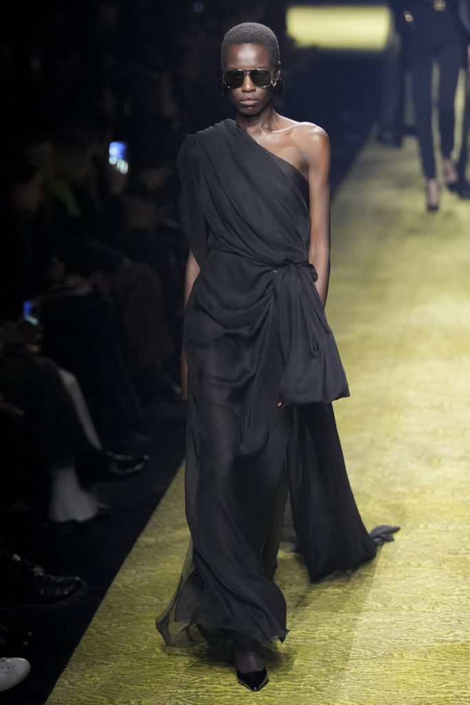 μοντέλο με μαύρο μάξι φόρεμα