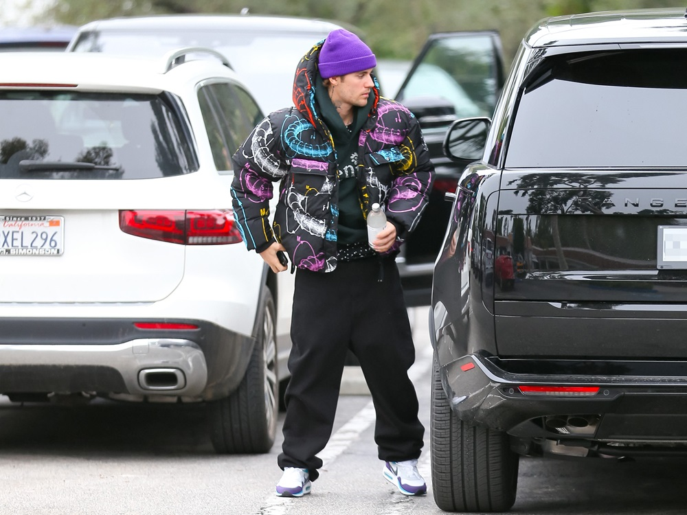 Justin Bieber με μωβ σκούφο