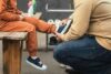 Ο πατέρας φοράει τα σχολικά παπούτσια στο παιδί