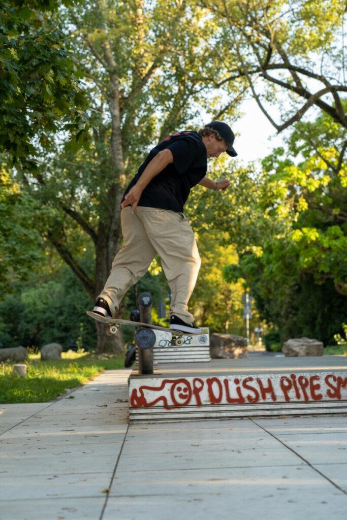 τέχνασμα που εκτελείται με skateboard σε skatepark